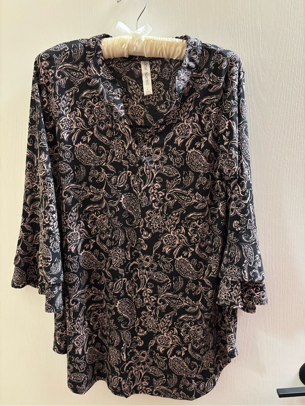 Dear Scarlett Women's Black Paisley V-Neck Blouse Small